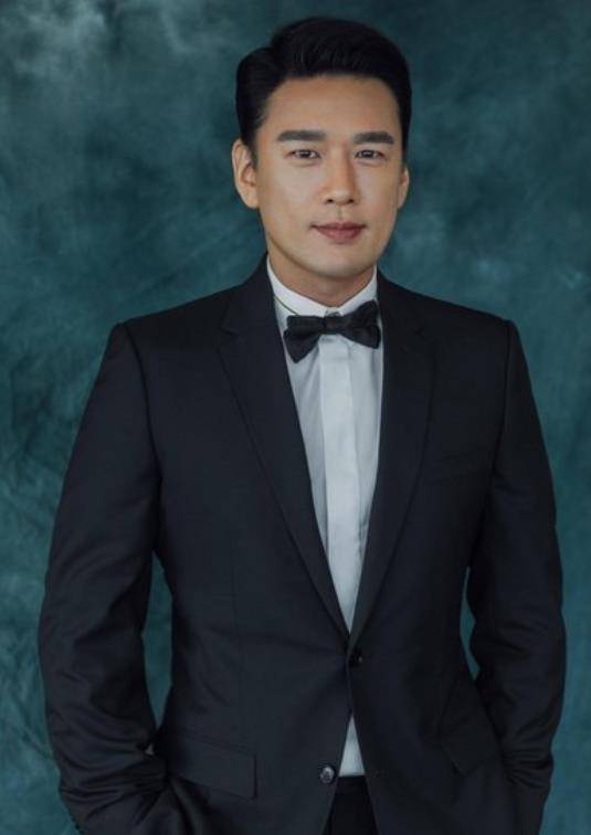 直接让王耀庆又火了一波,1976年在t湾,王耀庆出生了,年轻的时候他的