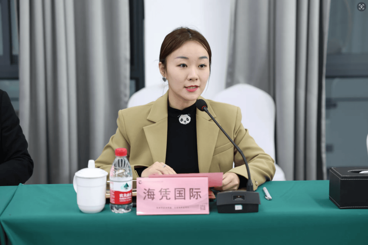 座谈会上,经开区行政审批服务局局长周芳说到,持续优化经开区产业链