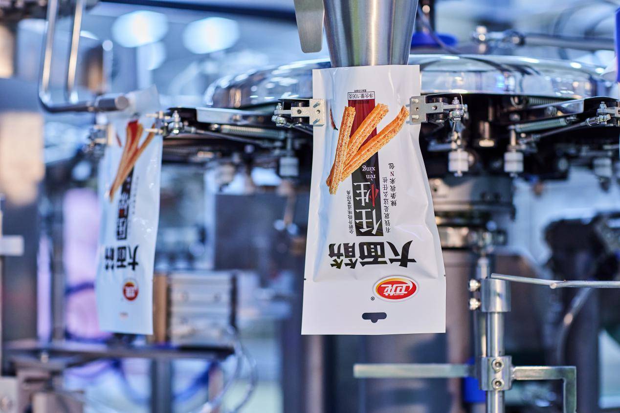 湖南兄弟到河南卖辣条,如今公司成功上市,两人坐拥百亿资产_卫龙