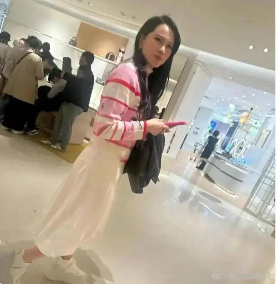 原创伊能静逛商场被偶遇打扮得花枝招展嫩如少女却被网友吐槽终究是56