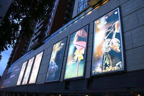 幅面较小;而户外灯箱广告则以门头,告示(宣传)栏,灯箱图样的形式展示