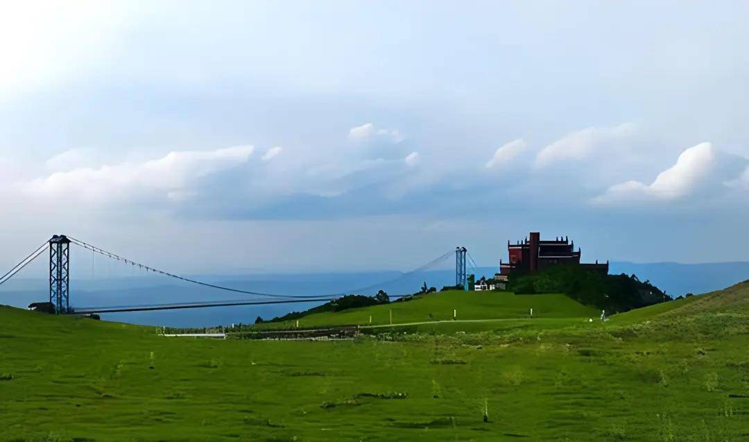 如童话仙境般的龙里油画大草原,肉眼可见的壮阔和秀丽,在这里,怎么拍