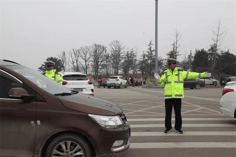 商丘市公安局交警支队圆满完成清明节期间交通安保工作