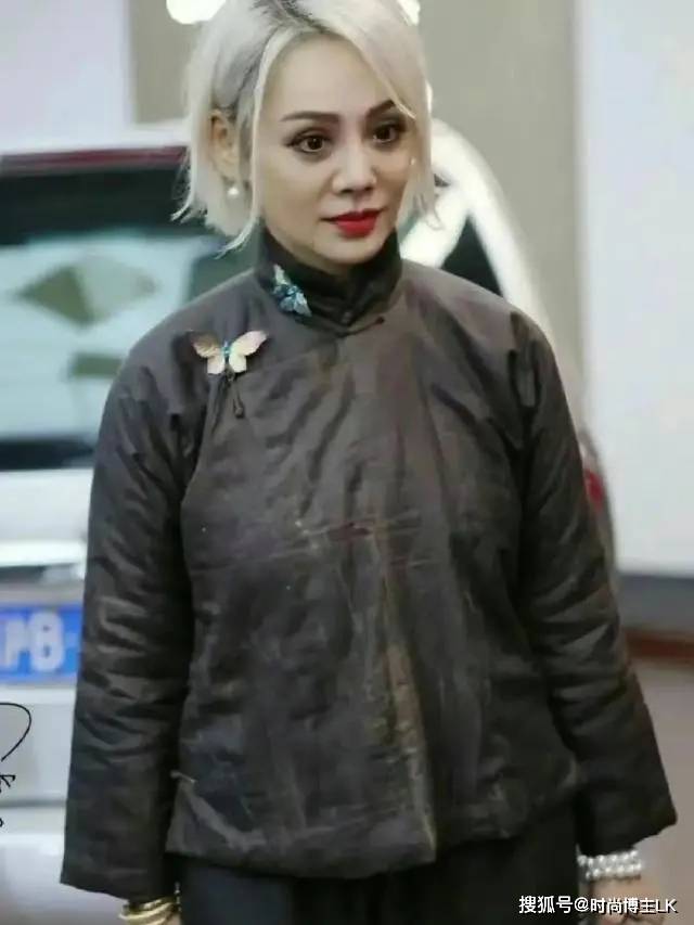 52岁宁静穿新中式太丑翻车网友像刚从土里挖出来的一样