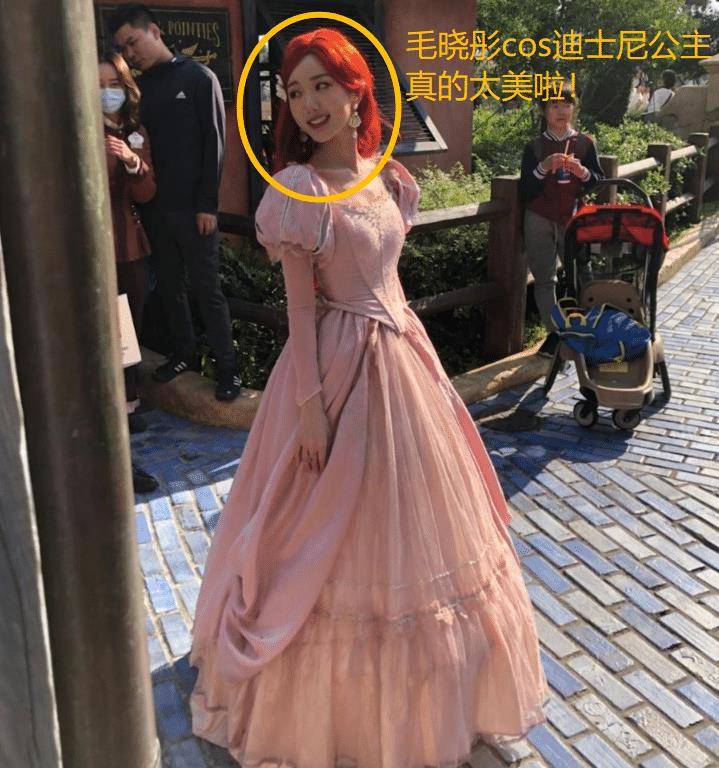 我们能看到当天毛晓彤cos的是红皇后,橙红色的发型相当的亮眼呢!