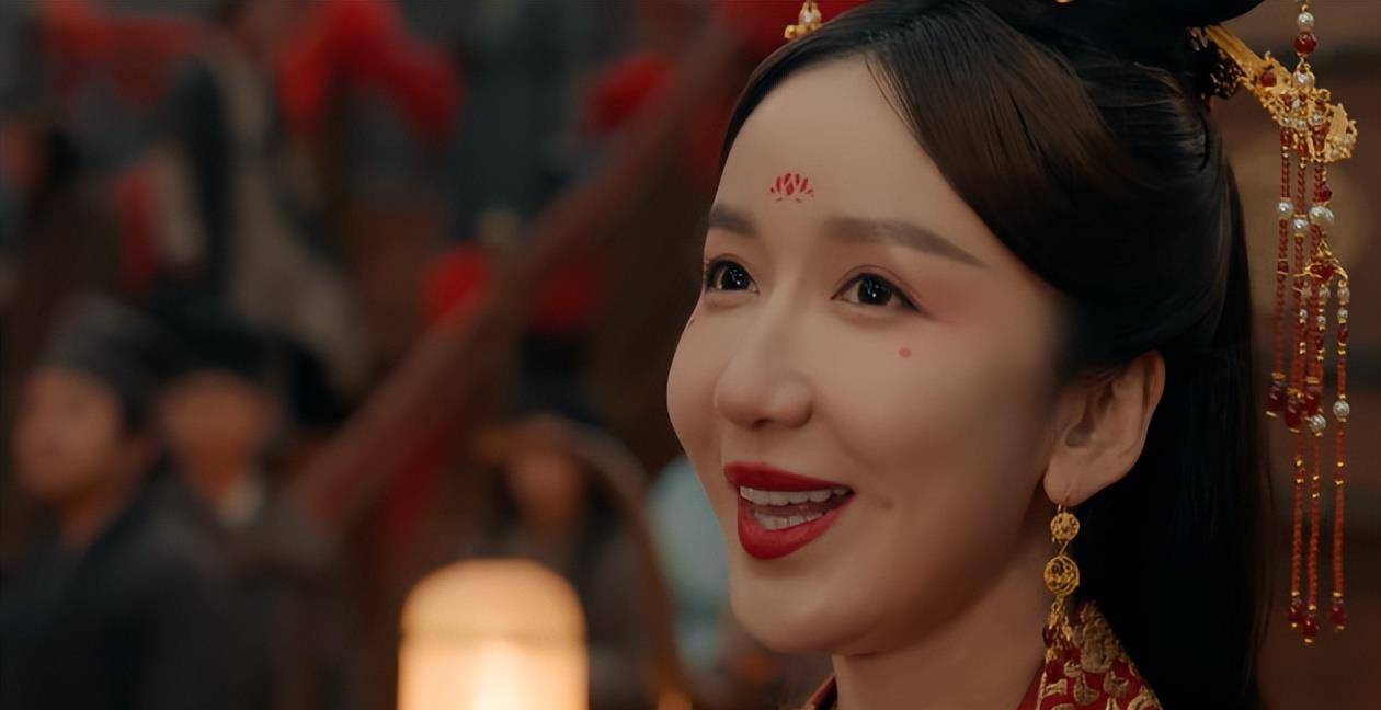 而且这种极具现代感长相压根就不适合古装造型,偏偏娄艺潇还顶着大