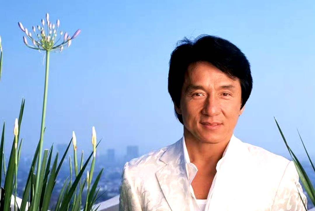 成龙70岁生日发文:拍动作电影能活到现在很幸运,已坦然接受老去_回应