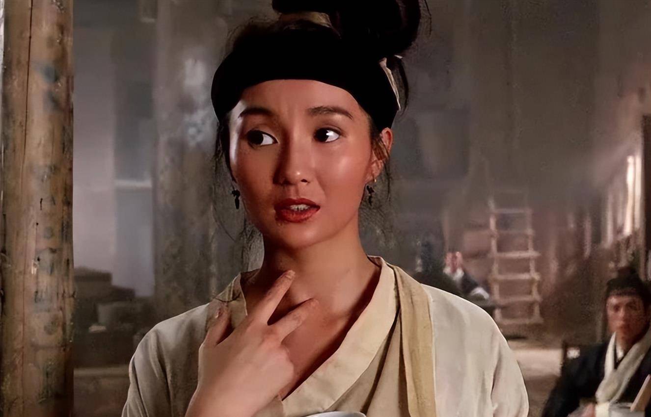 而且这种极具现代感长相压根就不适合古装造型,偏偏娄艺潇还顶着