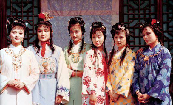 如第五十一回,晴雯因夜里仅穿贴身衣物跑出去捉弄麝月,次日便鼻塞头晕