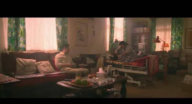 老爸对秀兰赞不绝口,说秀兰既温柔又体贴,还经常去给小美的奶奶洗澡