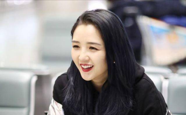 分手初恋,分手释小龙,与前夫互撕的她,如今一人养4娃真不容易_何洁官