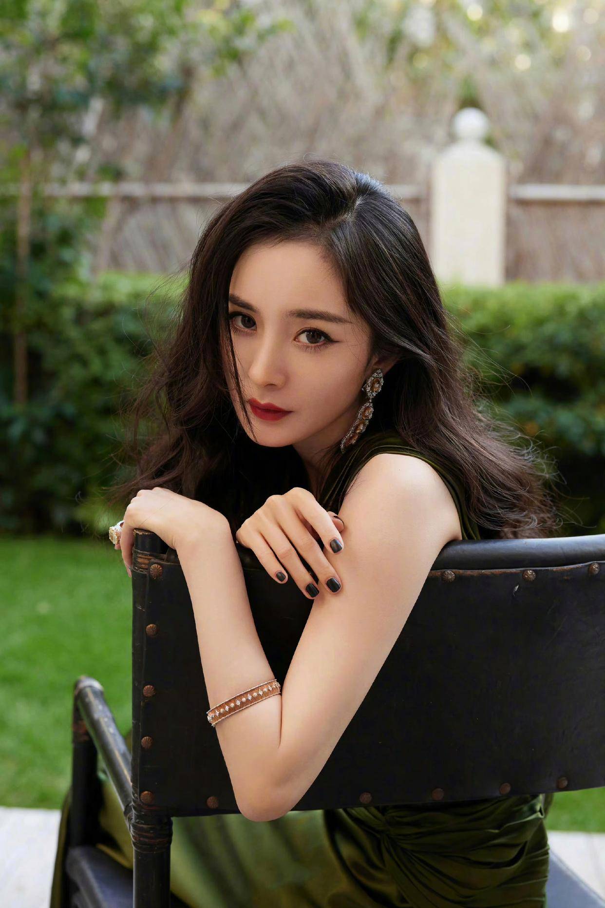 杨幂大秀长腿身材如此炸裂难怪被称为性感女神