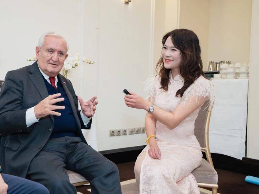 我曾是贵阳电视台女主持人采访法国总理后被人称为总理主持人