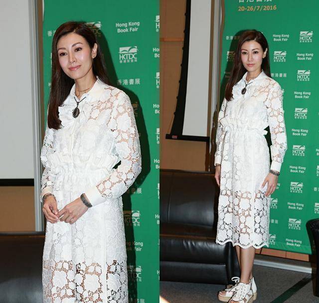 李嘉欣罕晒夫妻合照穿露背裙勒出赘肉秀五彩美甲暴露拇指外翻
