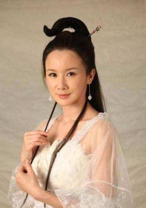 曾出演《李卫当官》,片场被踢出娱乐圈,幸福嫁给高管老公_孙菲菲_古装