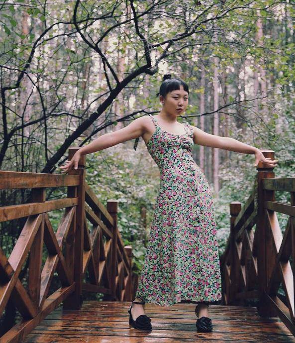 原创辣目洋子穿v领衬衫配黄色半身裙优雅不愧是微胖界的穿搭典范