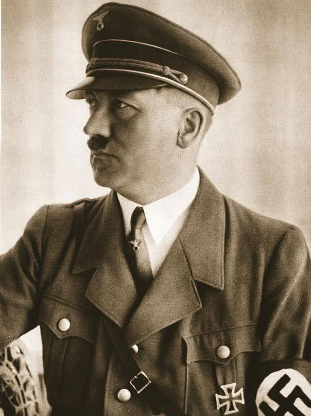 原创希特勒自杀现场终于曝光潮湿阴森诡异图9苏军发现了希特勒的血迹