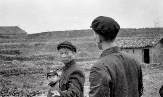 吴先恩的父母亲都是新县的贫苦农民,靠佃田种植庄稼,维持一家人的生计