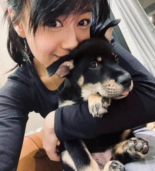 原创场面冷清黄心颖独自庆祝32岁生日手捧蛋糕大笑称要变更疯狂