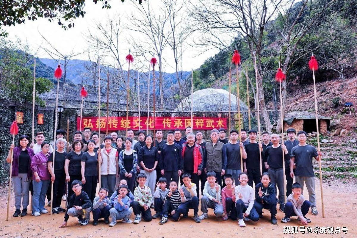 活动中,两位德高望重的绵张拳传人——吕鸣捷大师和石建义大师亲临