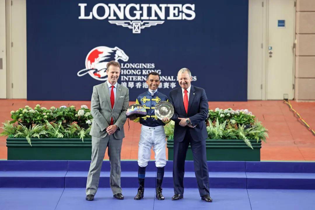 香港马会行政总裁应家柏先生,马会赛马事务执行总监夏定安先生与