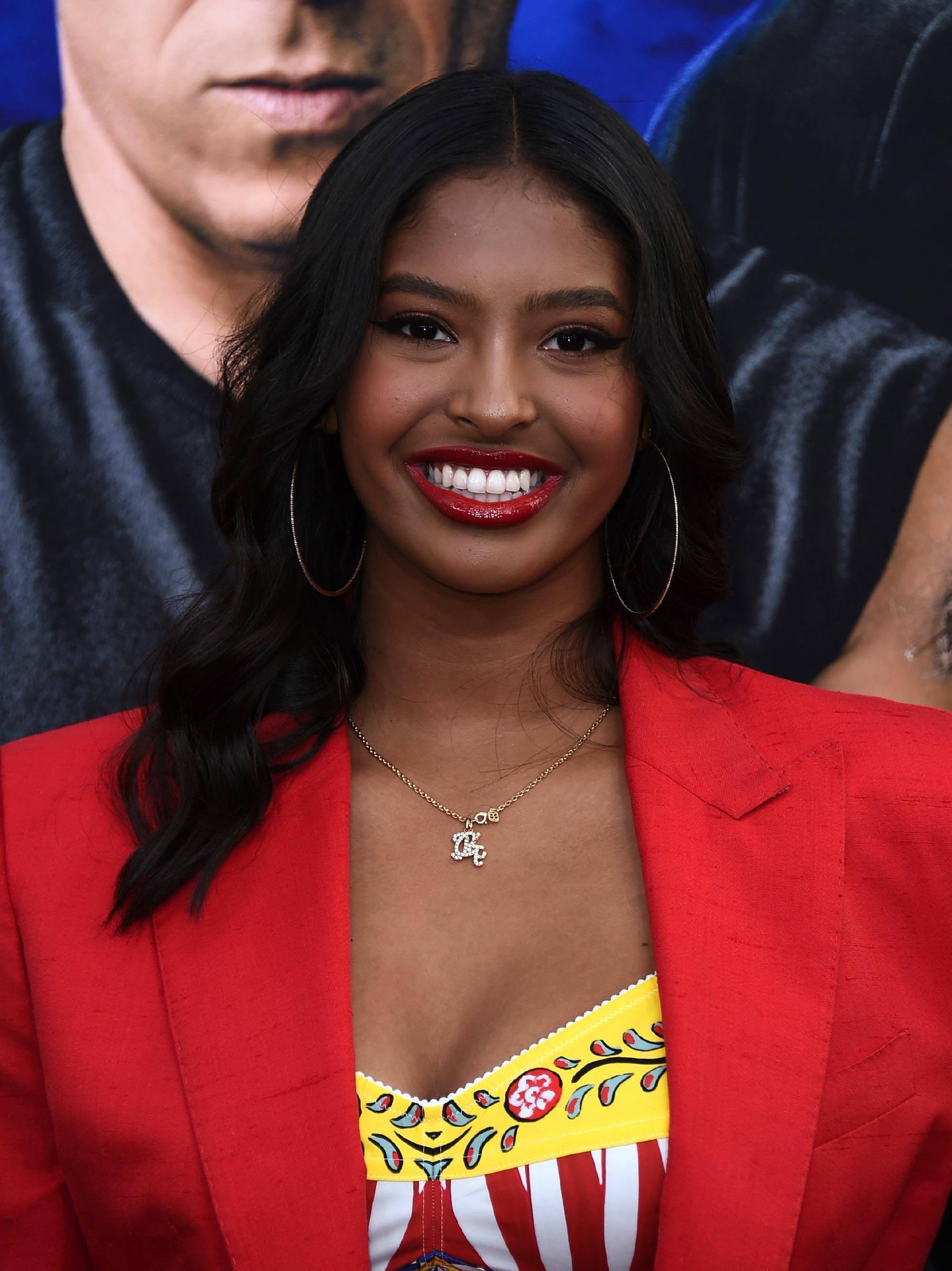 科比妻女走红毯,瓦妮莎身材爆肥毛孔粗大,18岁长女越来越像科比