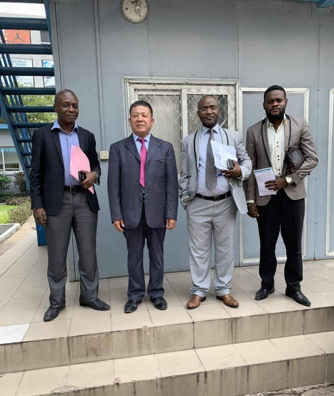 原创虚荣的刚果金吃不起饭住草房也要穿名牌戴名表国人难以理解