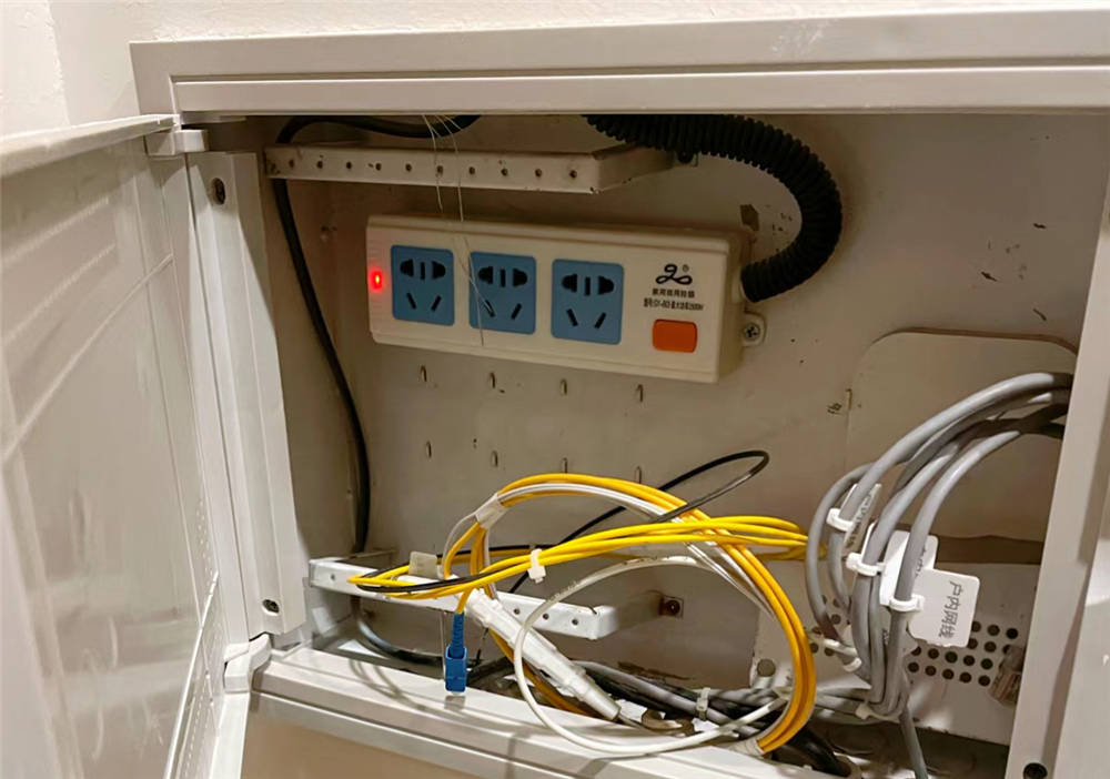 弱电箱里面其实留个三孔插座就行,后面怎么也是加个插排,放光猫和路由