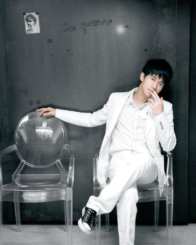 曾是情歌界的"小王子",虽人气不如以前,但韩红却特意为他捧场_光良