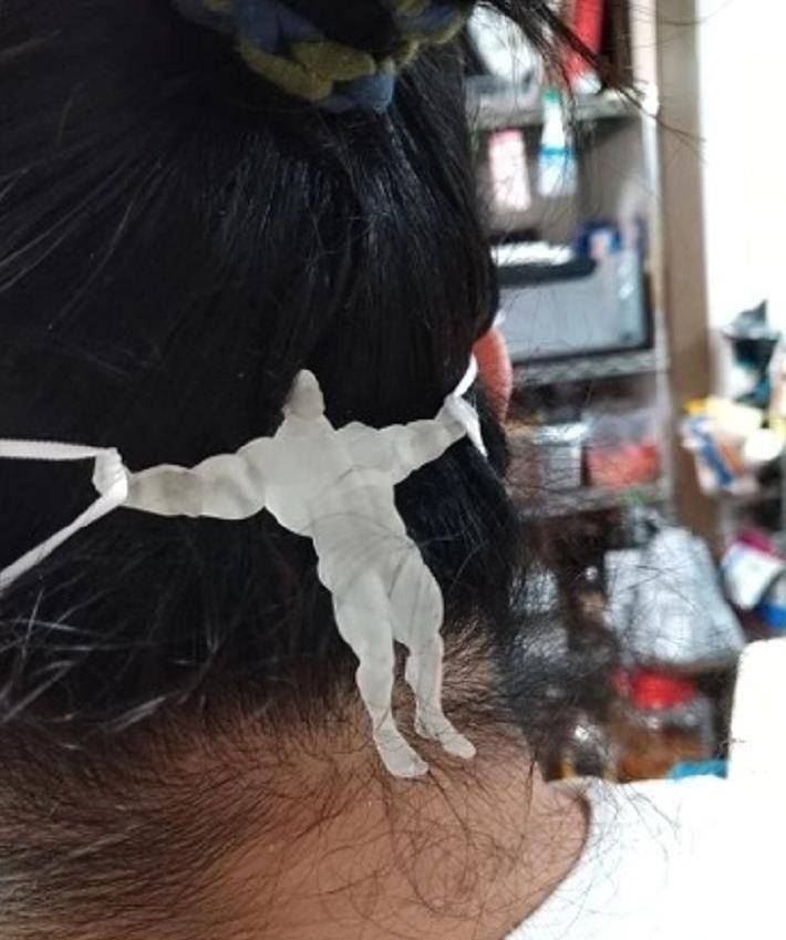 原创城会玩国外网友为了不让口罩勒耳朵把漫威手办用出新高度