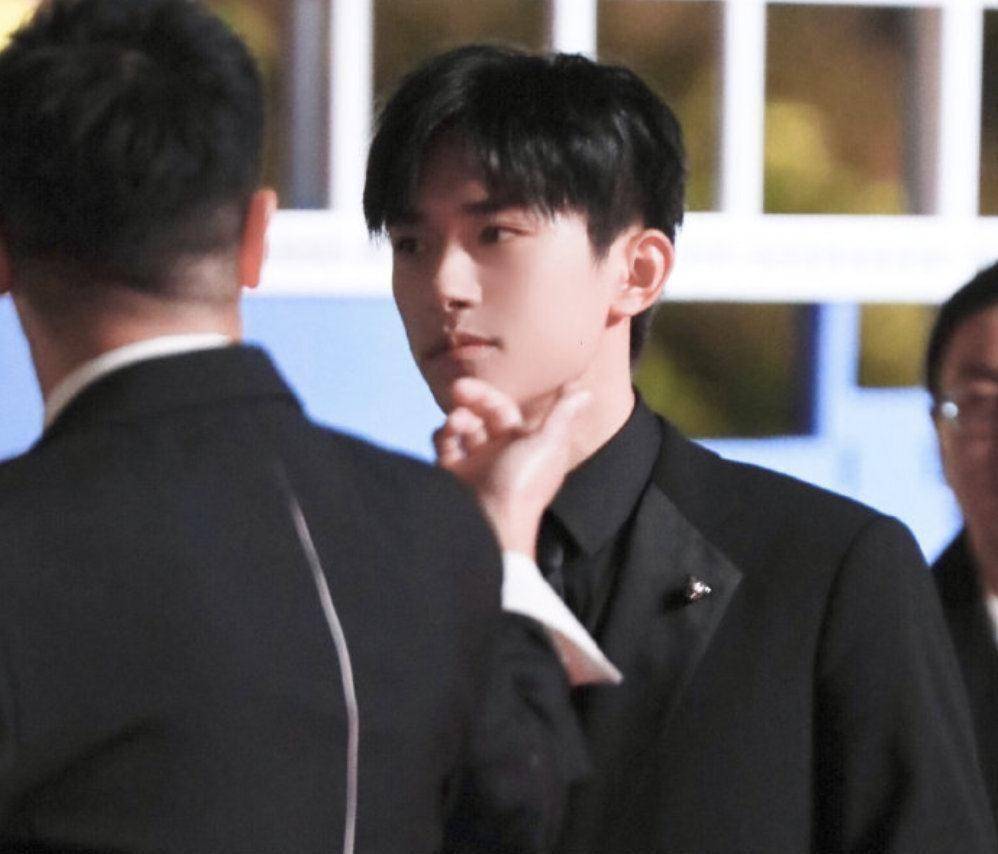 原创曾国祥千玺乌龙照上热搜切蛋糕切不开的千玺表示真的很懵逼