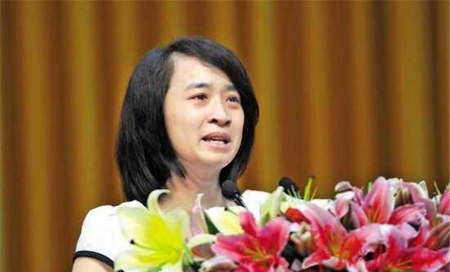 丈夫牺牲后,31岁女教师被特招入伍,受到军队特殊对待_庞洪雨_生活