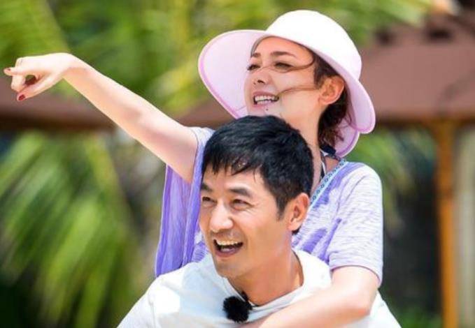郭晓冬当众秀恩爱,用嘴喂程莉莎冰淇淋,牛莉在旁表示辣眼_郭晓东_妻子
