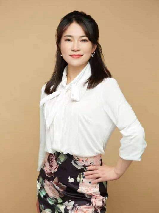 我曾是贵阳电视台女主持人采访法国总理后被人称为总理主持人