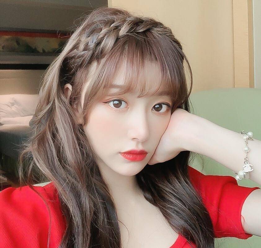 香蕉娱乐官博转发了孔雪儿粉丝的微博,公然diss孔雪儿"卖尬惨",将粉丝