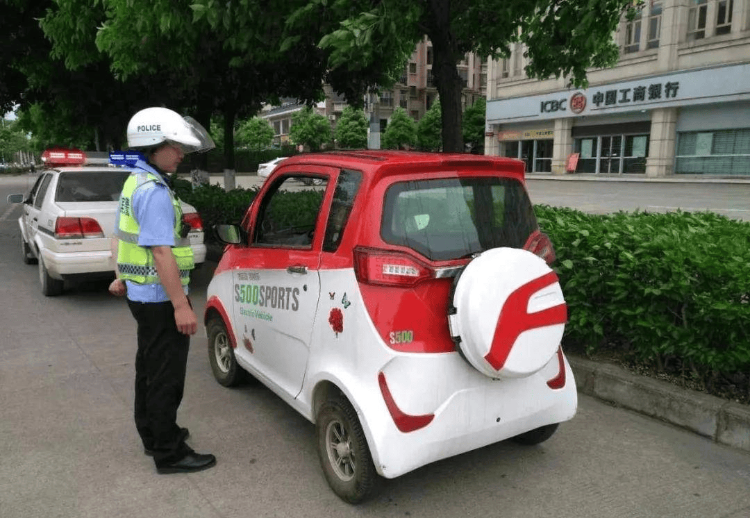 老年人用来代步的电动四轮车,需不需要考驾照?真能够上路吗?