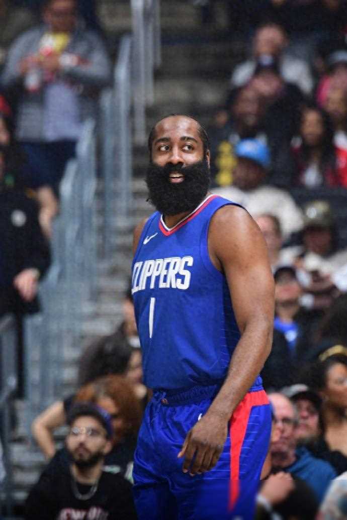 威少17分5助攻引领胜利,哈登贡献13分10板15助攻_比赛_进攻_nba