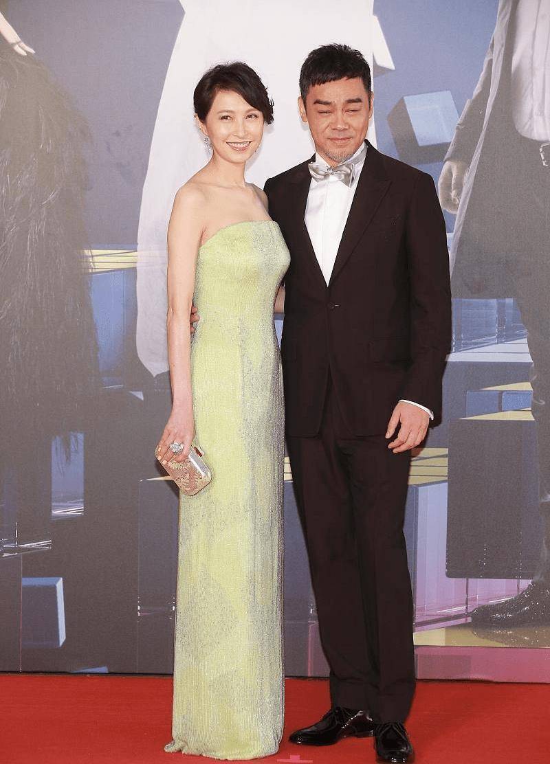 原创刘青云真是好男人当苦力陪老婆逛超市郭蔼明穿衣露打底不精致