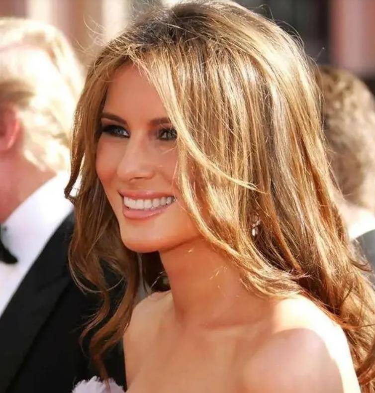 18岁巴伦久违露面,在庄园待客成全场最帅,是爸爸特朗普的翻版_梅拉尼