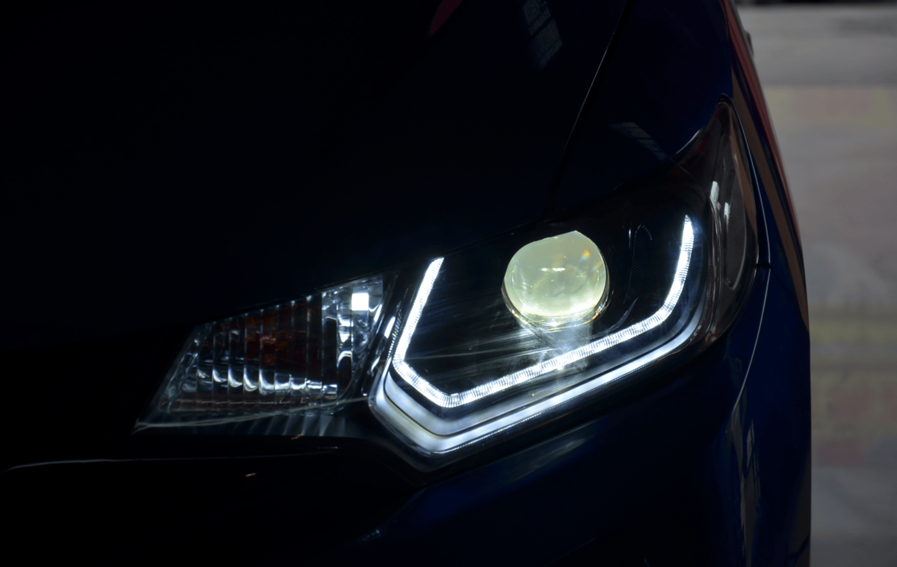 氙气灯则以其明亮的白光和良好的照明效果受到驾驶者的喜爱.