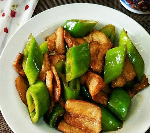 尖椒炒五花肉尖椒是生活中常见的一种食材这样炒着吃方便又简单