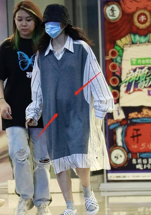 原创谢娜已怀二胎衣着宽松小腹隆起走路小心被张杰一直紧盯着