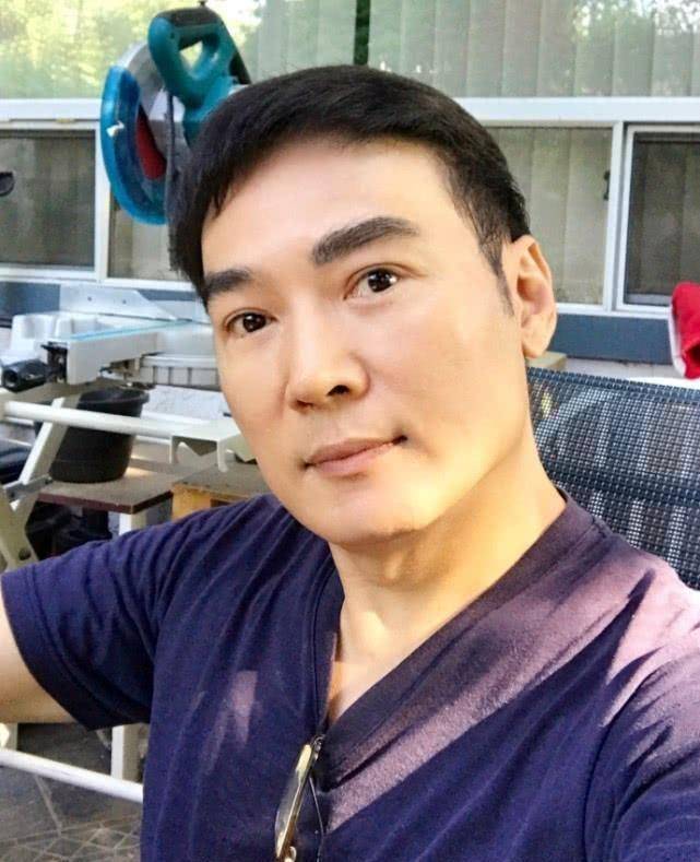 曾红极一时的焦恩俊,不知曾几时起,已经不红了,虽然曾经的男神已经年