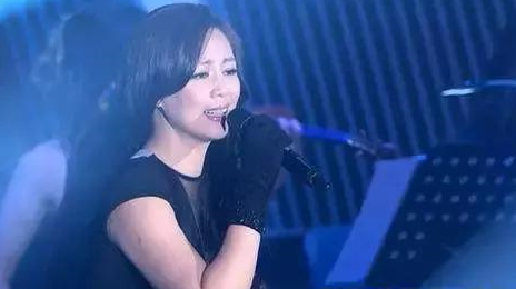 这首歌的原唱是王馨平,志明在最后送给春娇的求婚歌里也提到了她的