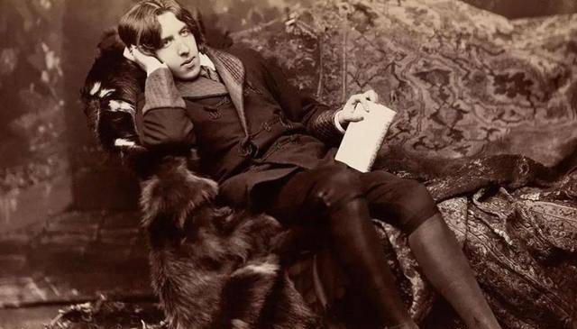 原创王尔德的吐槽告诉我们我们生活在阴沟里但仍有人仰望星空