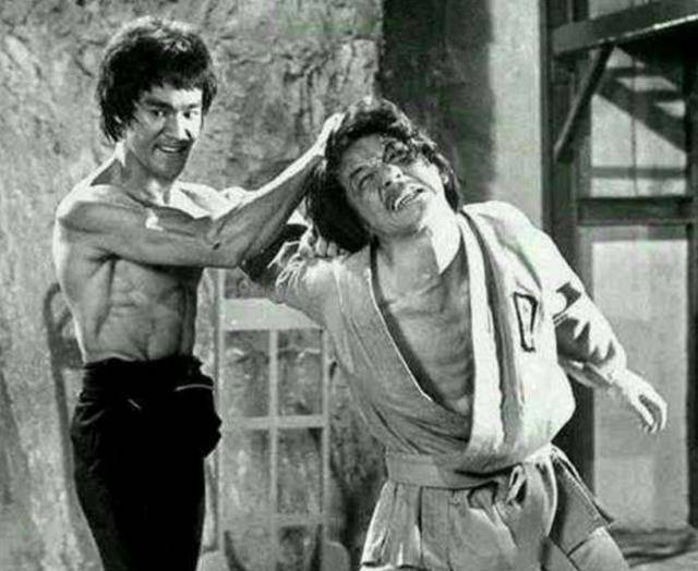 同样的状态下成龙打得过李小龙吗面对提问成龙的回答很客观