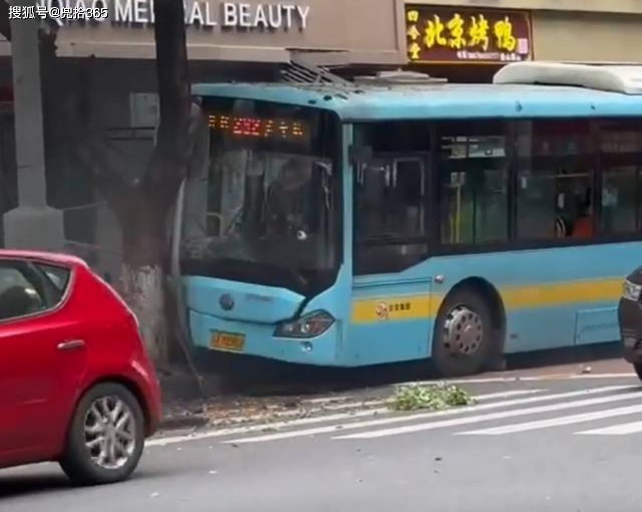 原创悲剧江西南昌公交车失控撞上行人致3死7伤问题疑似出在驾驶员