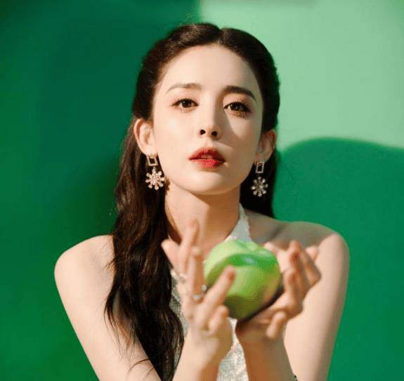 原创原创古力娜扎水下穿泳装拍写真对镜头盘腿引争议评论区有污言秽语