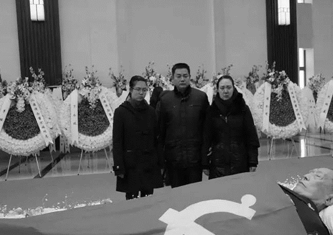 他是统领千军的铁血将军,因一张98年抗洪落泪照,感动无数中国人