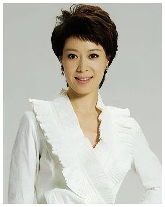 "活宝主持"李文静,央视主持时竖中指打哈欠,如今48岁坚持丁克